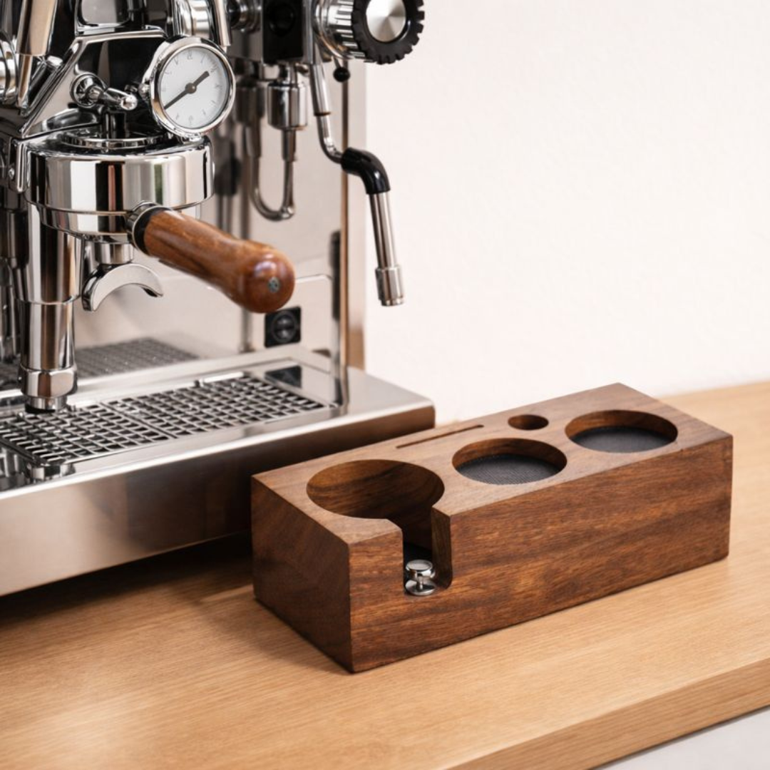 Station de tassage espresso en bois